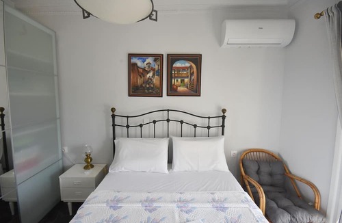 Kalyvia Thorikou Apartment | VillaVita Modern 3BR,Garden & BBQ, Walk to Beach