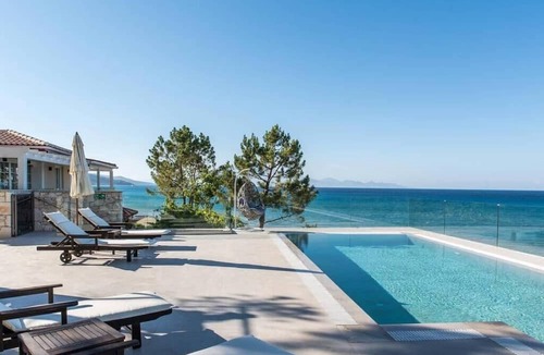 Alonia Villa | A luxury seaside villa with sweeping ocean views for a blissful holiday.