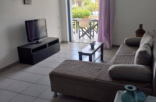 Bralos Cottage | Kinetious Nisous Stylish Apt, Pool, near the Beach