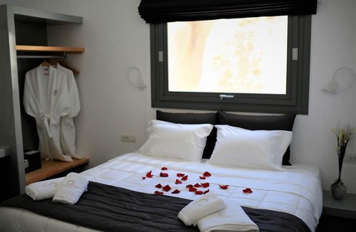 Exo Gonia Apartment | A Lux Villas Santorini