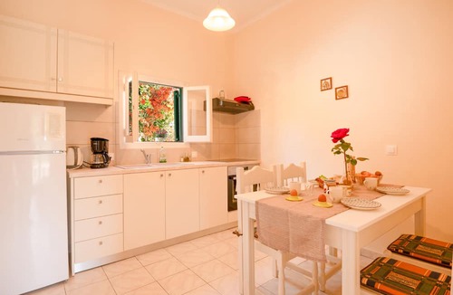 Agios Spyridon Corfu House | Frangiskos Ena: Private Apt, shared pool. WiFi, A/C, close to the sea.