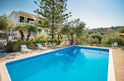 Agios Spyridon Corfu House | Frangiskos Ena: Private Apt, shared pool. WiFi, A/C, close to the sea.