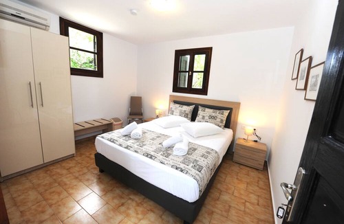 Mystras RV Rental | Castle View Bungalows