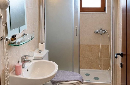 Krionerion Apartment | Orama Hotel - Lake Plastira Fireplace Family Suite