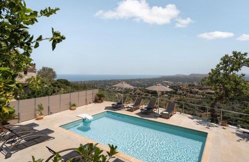 Maroulas Villa | Villa Candice Historic Venetian Retreat by Rentado