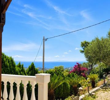 Kropia House | Eagles Nest Villa Athenian Riviera in Aghia Marina near Lagonisi, next to the beach close to Athens Airport