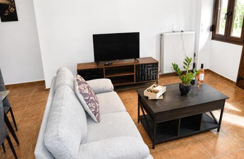 Trikala Apartment | Fully Renovated Apartment -700m from Mill of Elves-Free Parking & Fast WiFi