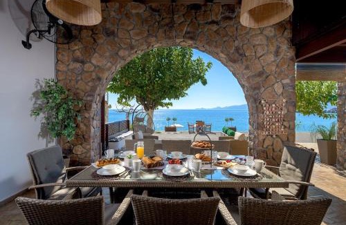 Petaloudes Apartment | White Villa