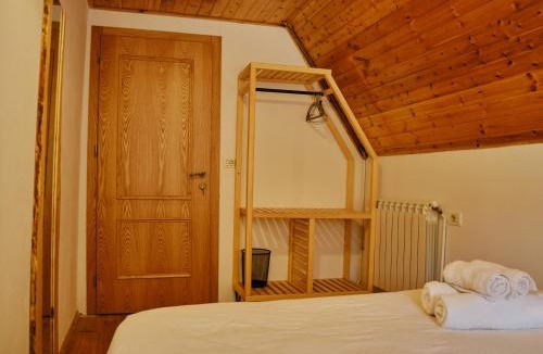 Shale House | Mountain Vista Guesthouse Shkafi