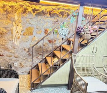 Arta Apartment | Arta Wood & Stone Traditional Villa Central Stay
