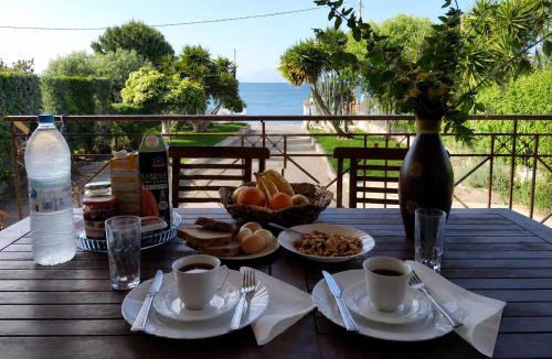 Koutsoupia House | Villa Bella Loukisia Seafront 5BR Villa for 10 Near Athens