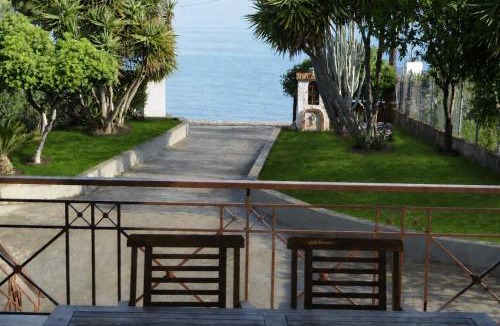 Koutsoupia House | Villa Bella Loukisia Seafront 5BR Villa for 10 Near Athens