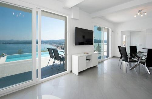 Pirgi Villa | Unparalleled Luxury Awaits 5 Bedrooms Villa Lucas & Villa Clara Pyrgi