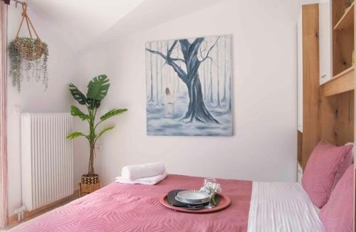 Alepou Apartment | Charming Studio with BBQ Near Airport & Old Town