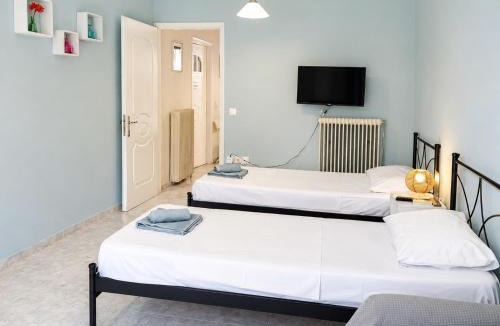 Kiparissia Apartment | Traditional Ground-Floor Apartment with Courtyard in Kyparissia