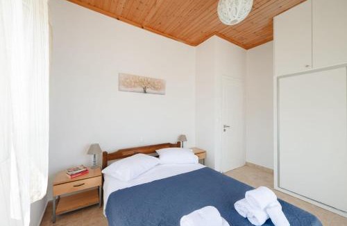 Pyrgos Apartment | To Pournari Beachside Garden House - Happy Rentals