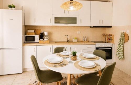 Oraiokastro Apartment | Yellow Tulip Apartment, Cozy Village Stay near Thessaloniki