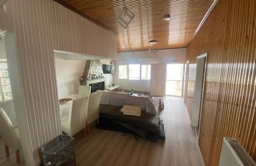 Kalyves Polygyrou House | White House