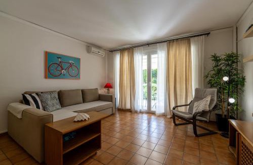 Vouliagmeni Apartment | Comfortable garden Apt near Vouliagmeni beach