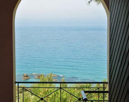 Parelia Apartment | Studio Apartments Swimming Pool and sea view on Pelekas Beach