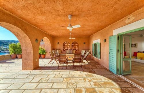 Megas Gialos Apartment | Beachfront Majestic Villa