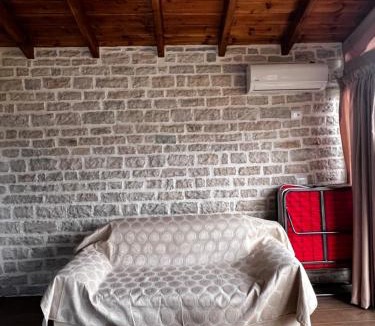 Lazarat House | Ballkoni i Goricës