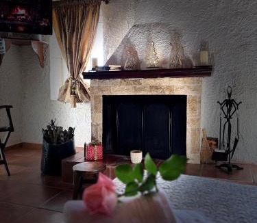 Eliki House | Δωμάτια Εξοχή-With fireplace and view to the sea