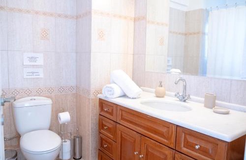 Ampelokipoi Apartment | Rooftop Penthouse with City & Mountain Views, Private Parking - Next to the Metro