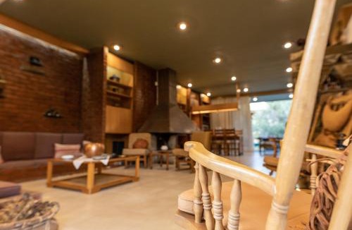 Rafina-Pikermi House | Retro House