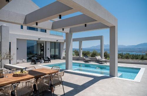 Sternes Villa | Sunny Vacay Villa