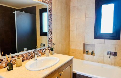 Kypseli Villa | Villa Hestia - Seaview Serenity Villa with Private Pool by Villa Mana Gers