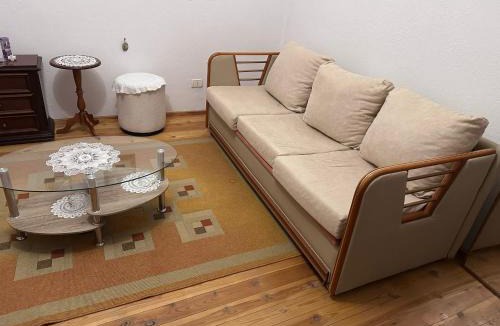 Elbasan Villa | Villa e Verdhe - Peaceful Family Retreat with Balcony