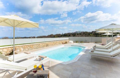 Atsipópoulon Villa | Deluxe Villa Ianthos - Outdoor Hot Tub & Kids Pool