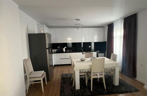 Mbrostar-Urë Apartment | House