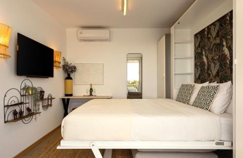 Mousio Apartment | Rooftops of Athens - Areos Studio Jacuzzi & View