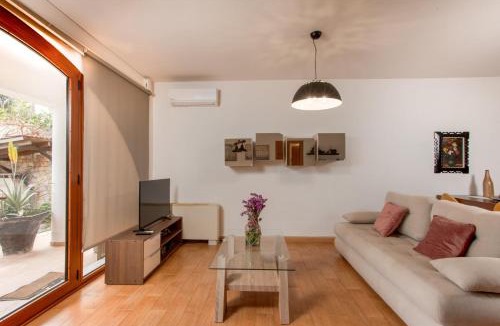 Makrys Tichos Apartment | Zen Serenity Retreat with Great Outdoors, Pool & Parking