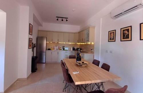 Mbrostar-Urë House | Hillside Villa