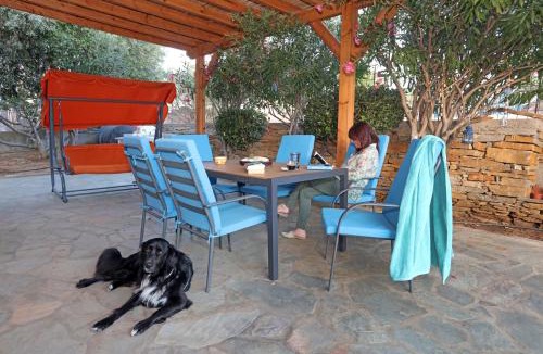 Gavrio House | Ruby's summer house with spacious garden and free parking