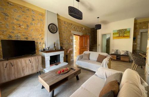 Leonidio Apartment | Panoramic stone villa