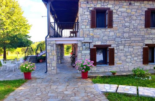 Kalivia House | Cosy lake house, μια ανάσα πριν τη λίμνη
