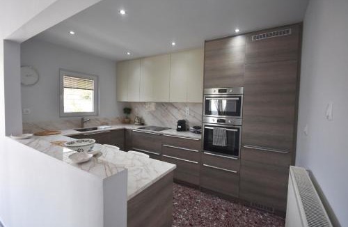 Kalyvia Thorikou Apartment | VillaVita Modern 3BR,Garden & BBQ, Walk to Beach