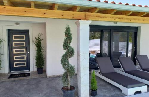 Notos Villa | 6 Bed Villa - Sleeps 15 - Pets - Pool - Jacuzzi