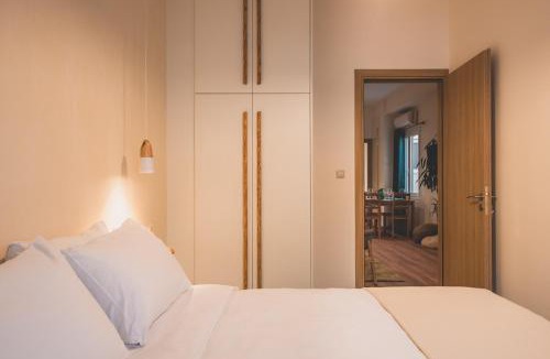 Psirri Apartment | Luxury Apartment with Acropolis view Terrace and Jacuzzi in the Heart of Athens - Living Stone Azurite
