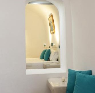 Vothon House | Church and Cave - Santorini Private Residences