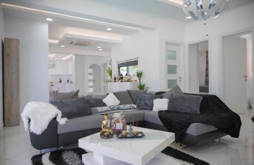 Notos Villa | 6 Bed Villa - Sleeps 15 - Pets - Pool - Jacuzzi