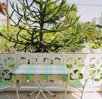 Kamena Vourla Apartment | Ronzi Apartments