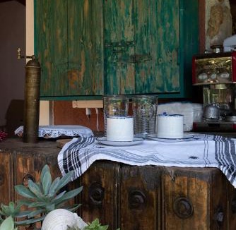 Amarinthos House | Small Guesthouse In The Garden