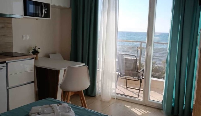Navarino Luxe Suites with Sea View