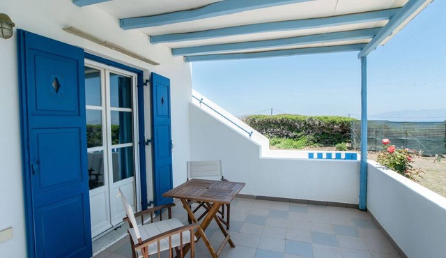Apartment 'Cielo Room 4' with Shared Terrace, Wi-Fi and Air Conditioning in Paros