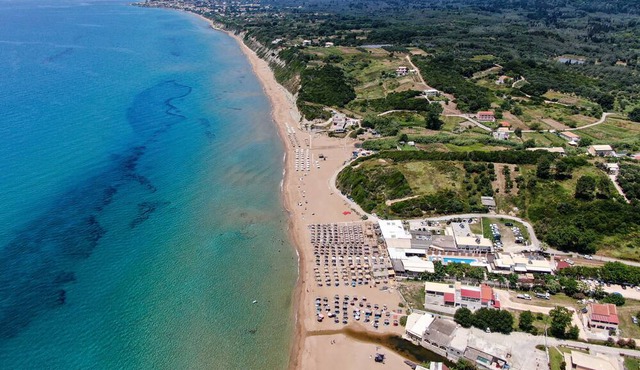 Bed and Breakfast 'Family Apartment Marathias ' with Shared Terrace, Wi-Fi and Air Conditioning in Korrissia